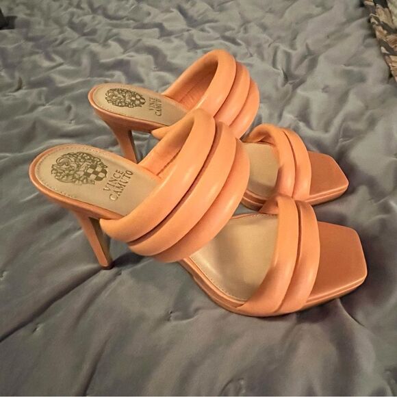 VINCE CAMUTO Puffy Leather Eluinsa Heel Sandals SlipOn Open Toe 4” Peach 8.5 NIB - Picture 4 of 10